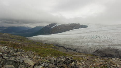 Wolken-Ziehen-über-Gletscher-In-Alaska