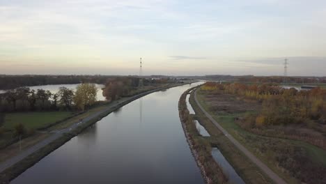 Vista-Del-Lago-Y-El-Canal-En-Holanda