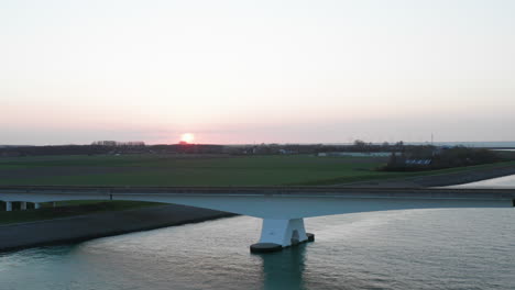 Antenne:-Die-Berühmte-Zeelandbridge-Während-Des-Sonnenuntergangs