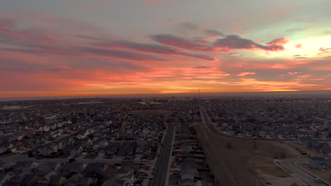 Ein-Drohnen-Sonnenaufgang-über-Greeley,-Colorado-An-Einem-Dezembermorgen