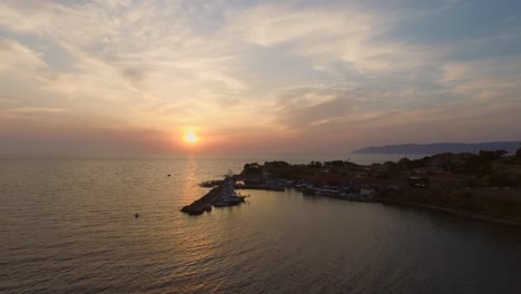 Antenne:-Die-Stadt-Molyvos-Auf-Der-Insel-Lesbos-Während-Des-Sonnenuntergangs