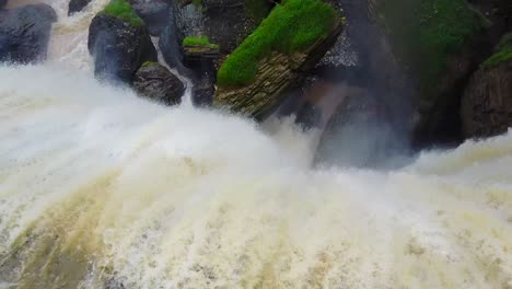 Eine-Drohnenfahrt-Auf-Dem-Legendären-Elefantenwasserfall-In-Der-Nähe-Von-Dalat,-Vietnam,-Aufgenommen-Mit-Einer-DJI-Mavic-Pro-Drohne