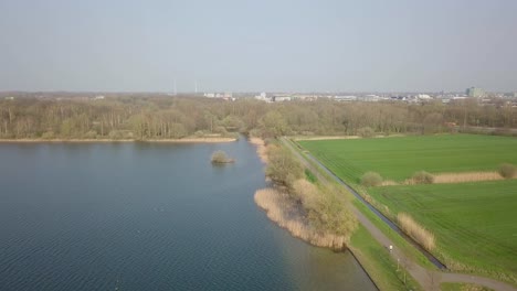 Drohnenaufnahmen-Von-Feldern,-Seen,-Wegen-Und-Autobahnen