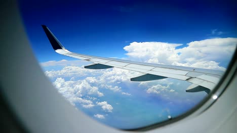 Schöne-Aussicht-Aus-Den-Fenstern-Eines-Verkehrsflugzeugs
