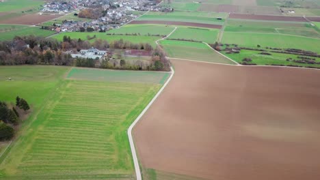 Kleines-Dorf,-Umgeben-Von-Vielen-Erntefeldern