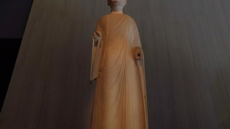 Neigung,-Blick-Auf-Eine-Buddha-Statue-Im-Nezu-Museum