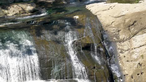Eine-Zeitlupenaufnahme-Des-Wassers,-Das-Von-Den-Agnes-Falls-Im-Südlichen-Gippsland-In-Australien-Abfließt
