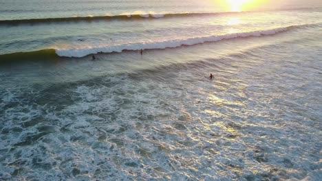 Luftmenschen-Surfen-Während-Der-Goldenen-Stunde-Des-Sonnenuntergangs-Am-Strand-Von-Kapstadt