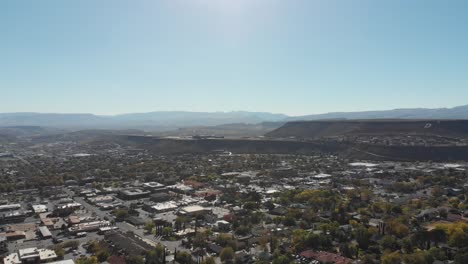 Drone-Volando-Sobre-La-Ciudad-De-St.-Jorge,-Utah
