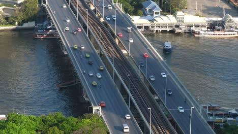 Daily-commuters-on-the-bridge-Saphan-Taksin,-Bangkok,-Thailand