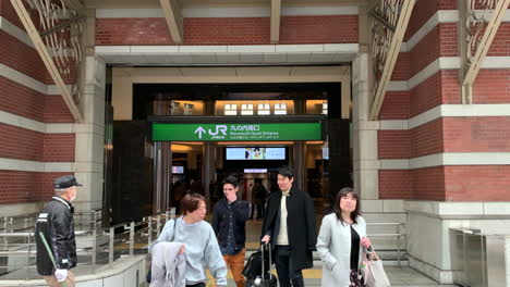 Menschen-Und-Touristen-Mit-Gepäck-Gehen-Am-Marunouchi-Südeingang-Ausgang-Des-Tokioter-Bahnhofs-Spazieren