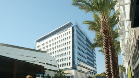 Medical-health-infrastructure-building-of-Cedars-Sinai-in-Los-Angeles,-wide-shot