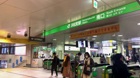 Ein-Panorama-Im-Nordtor-Des-Bahnhofs-Hamamatsucho