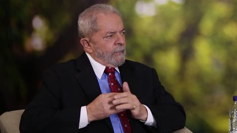 Mittlere-Aufnahme-Des-Ehemaligen-Brasilianischen-Präsidenten-Luis-Inacio-Lula-Da-Silva,-Der-Während-Einer-Interviewdiskussion-Aufmerksam-Zuhört