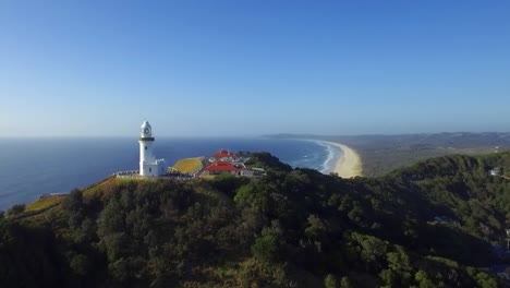 Luftdrohnenansicht-über-Den-Leuchtturmkomplex-Von-Cape-Byron-Und-Südlich-Entlang-Der-Küste