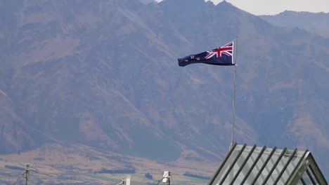 Volando-La-Bandera-De-Nueva-Zelanda-En-La-Cima-De-Una-Montaña