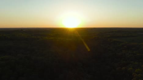 Luftaufnahme-Eines-Späten-Sonnenuntergangs-über-Den-Hügeln-Und-Bergen-Von-Wisconsin,-USA