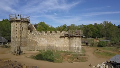 Vista-Aérea-Del-Sitio-De-Construcción-Del-Castillo-Medieval-Guedelon,-Francia