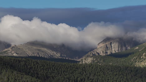 Time-lapse-of-fast-moving-clouds-in-front-of-mountain-range