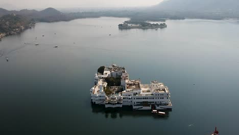 Aerial-ascend-over-Taj-lake-palace-in-Pichola-lake,-Udaipur,-Rajasthan,-India