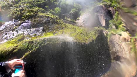 Wunderschöne-Wasserfälle-Während-Einer-Kreuzfahrt-Rund-Um-Den-Milford-Sound-In-Neuseeland