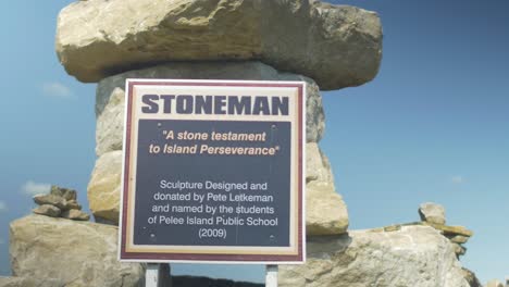 Nahaufnahme-Eines-Zeichens-Einer-Steinskulptur,-Die-Von-Studenten-Auf-Pelee-Island,-Ontario,-Kanada-Geschaffen-Wurde