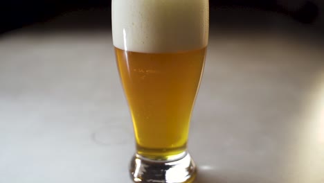 Camera-slide-out-to-reveal-IPA-style-beer-in-pint-glass
