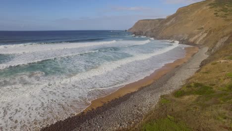 Surfer,-Die-Zu-Einem-Geheimen-Surfspot-In-Der-Algarve,-Portugal,-Gehen