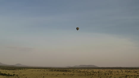 Safari-air-Balloon-flying-in-the-early-morning-over-Serengeti-Valley,-Serengeti-National-Park,-Tanzania
