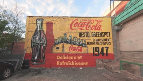 Leitartikel,-4k-Buntes-Vintage-Coca-Cola-Wandfarbenplakat,-Werbefläche-Für-Straßenwandfarbe