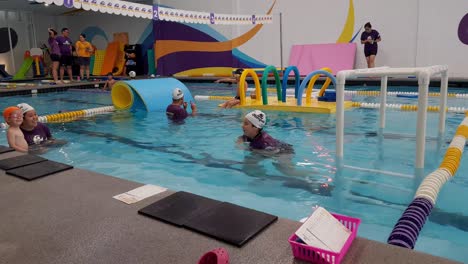 Kinder-Lernen-Schwimmen-Mit-Lehrern,-Die-Sie-In-Der-Schwimmschule-„Olimpus“-Unterrichten-Und-Betreuen