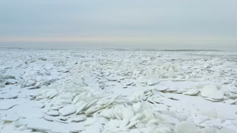 Nahaufnahme-Von-Schneebedeckten-Eisschollen-In-Arktischen-Gewässern
