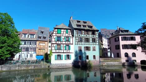 Las-Casas-Encantadoras-En-El-Canal,-En-Petit-France,-Estrasburgo,-Francia,-Europa