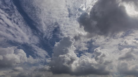 Dramatischer-Zeitraffer-Des-Tropischen-Himmels-Und-Der-Wolken-Am-Nachmittag