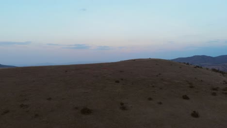 Sonnenuntergang-In-Den-Hügeln-Im-Norden-Kenias,-Mit-Menschen,-Die-Die-Aussicht-Beobachten