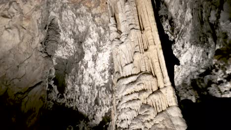 Panorámica-Interior-De-Las-Cuevas-De-Postojna-Sobre-Estalagmitas-Estalactitas