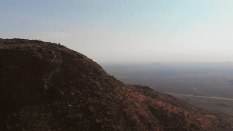 Vista-Aérea-Del-Monte-Sagrado-Ololokwe-Del-Pueblo-Samburu-En-El-Norte-De-Kenia