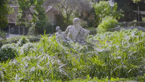 Natur-Garten-Park-Statue-Erbe-Reisen-Sonnig-Vögel-Blauer-Himmel-Taubengrün-Altes-Gebäude-Portugal-Lissabon-Reiseaufnahme