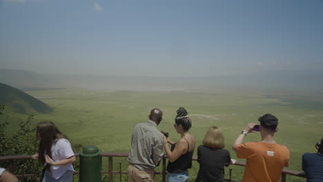 Turistas-Observando-La-Vista-Y-Tomando-Fotos-Del-Cráter-Ngorongoro-Desde-La-Plataforma-De-Observación,-Tanzania