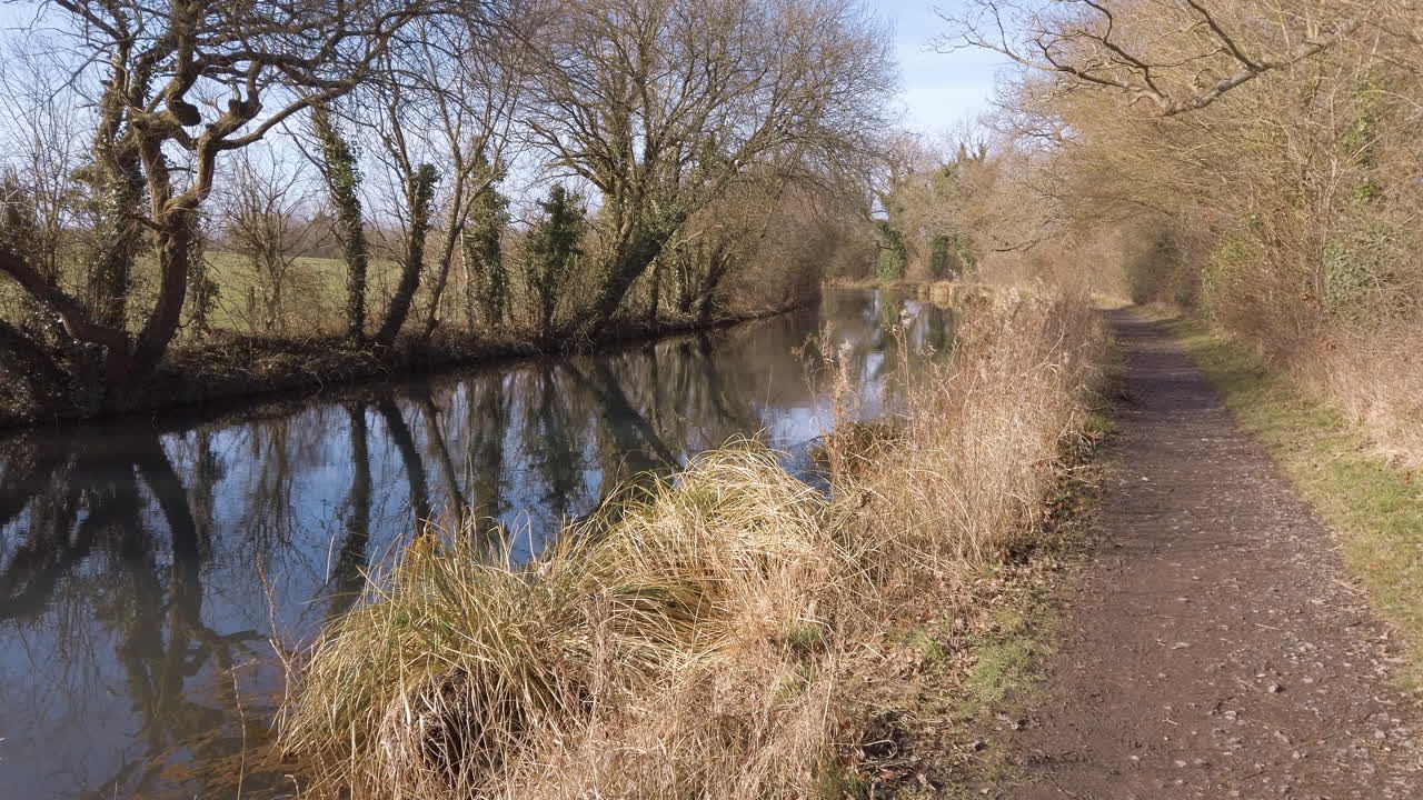 Premium Stock Video Walking Along The Basingstoke Canal   BB 8125b2e9 7690 47e1 8a7d 45db1a484d2a Large 