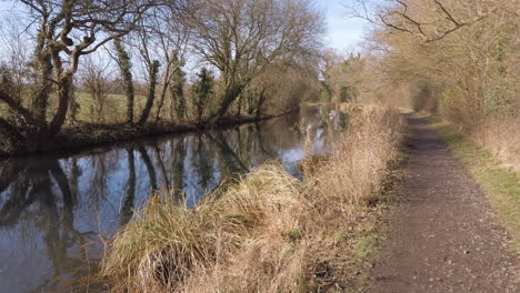 Walking-along-the-Basingstoke-Canal