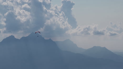 Un-Parapente-Vuela-Sobre-Montañas-Y-Nubes