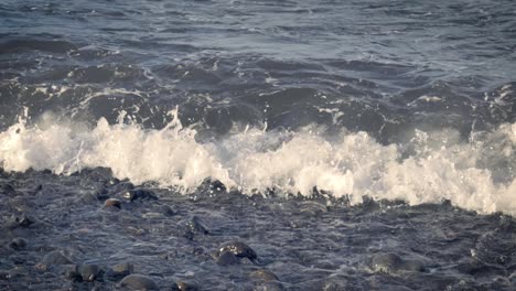 Zeitlupenansicht-Kleiner-Wellen,-Die-Am-Felsigen-Strand-Von-Teneriffa-Brechen