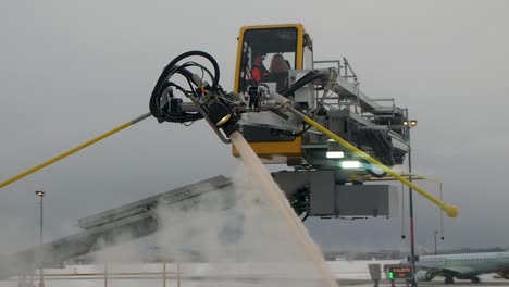 Commercial-aircraft-getting-wings-de-iced