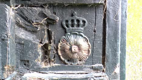 Close-up-of-an-old-lock-on-an-old-wooden-door