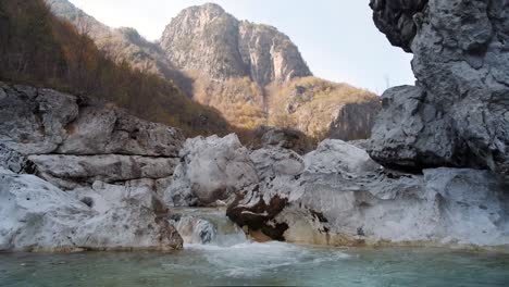 Senderismo-Alrededor-Del-Ojo-Azul,-Cascada-De-Grunas-Y-En-Los-Alpes-Albaneses-Durante-La-Temporada-De-Otoño-O-La-Temporada-De-Otoño