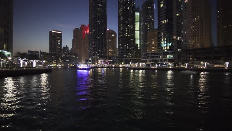 Boot-Mit-Vielen-Lichtern-Im-Dubai-Marina-In-Der-Nacht