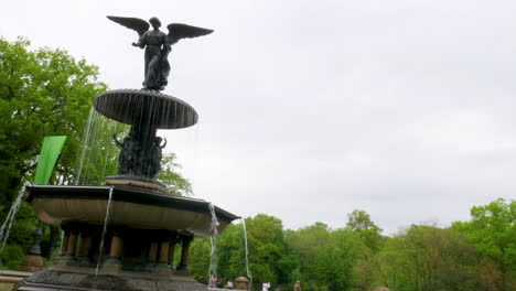 Schrägaufnahme-Des-Bethesda-Brunnens-Im-Central-Park,-New-York