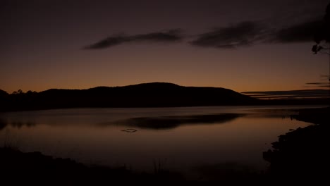 Sonnenaufgang-über-Einem-Tasmanischen-See-Und-Berg---Zeitraffer-Im-Morgengrauen
