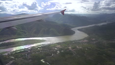 Blick-Aus-Dem-Flugzeugfenster,-Wenn-Das-Flugzeug-Den-Mekong-Fluss-In-Laos-Passiert
